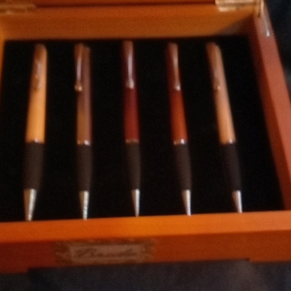 Elegant Wooden Pen Set with Black Accents